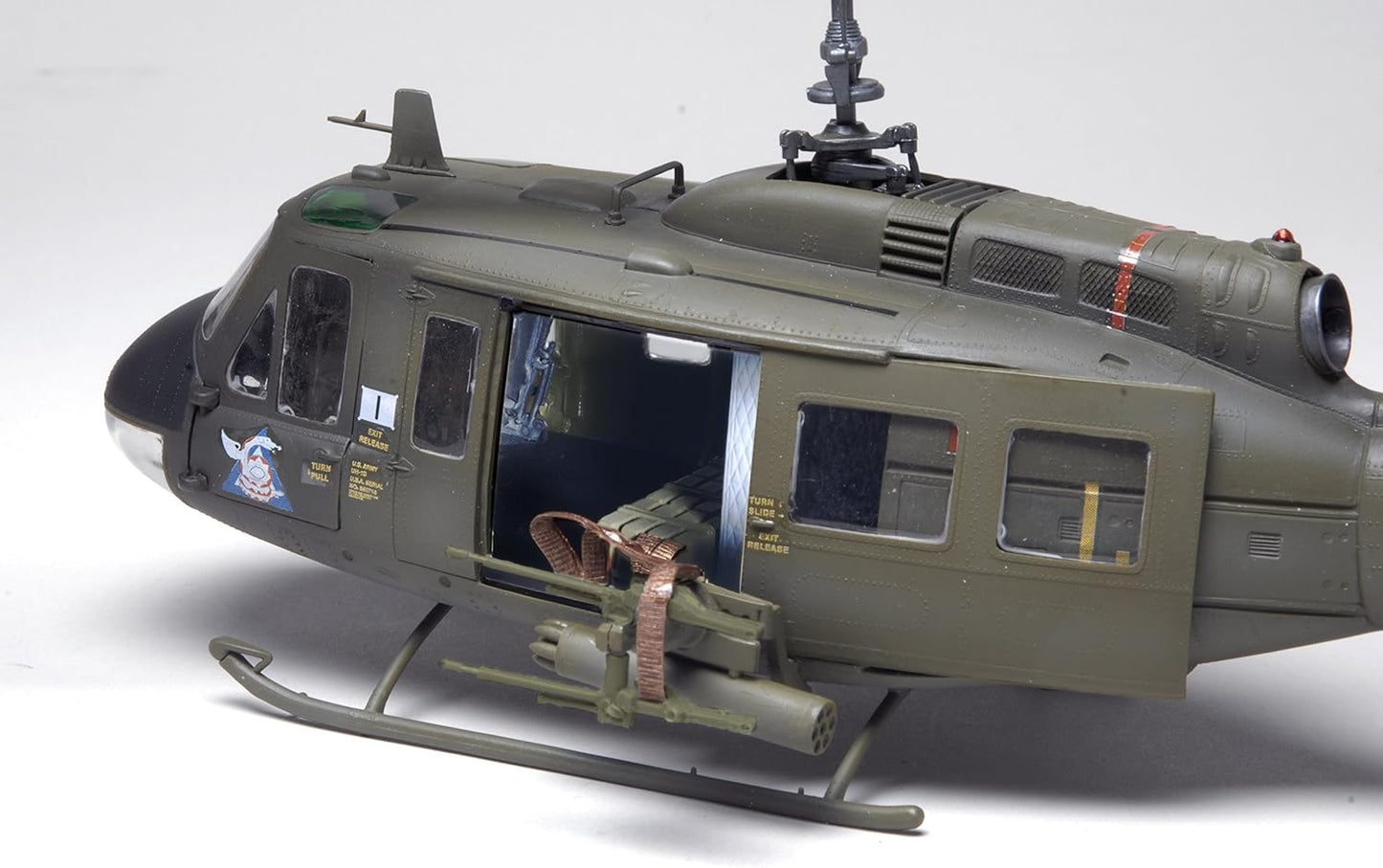 Revell 1/32  UH-1D Huey Gunship/Canadian Rescue