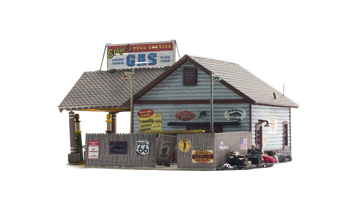 WOODLAND SCENICS Ethyl's Gas & Service - HO Scale